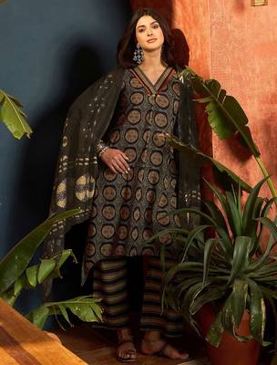 women ethnic motifs printed regular zardozi  cotton kurta with palazzos & with dupatta 6