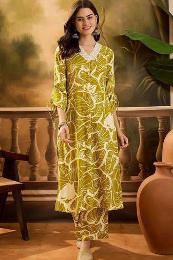 women floral printed regular kurta with trousers