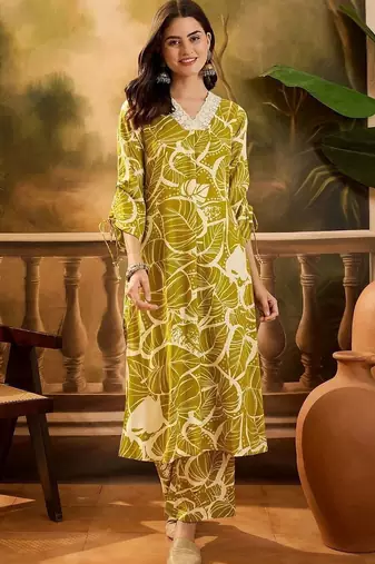 women floral printed regular kurta with trousers