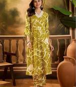 women floral printed regular kurta with trousers