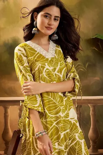 women floral printed regular kurta with trousers