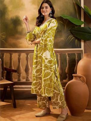 women floral printed regular kurta with trousers 3