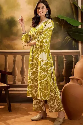 women floral printed regular kurta with trousers