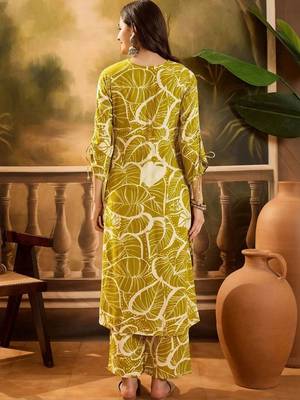 women floral printed regular kurta with trousers 4