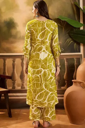 women floral printed regular kurta with trousers