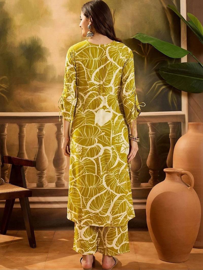women floral printed regular kurta with trousers