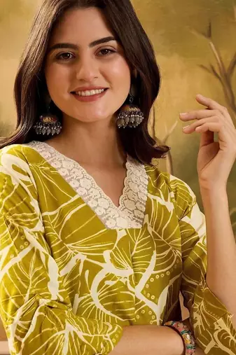 women floral printed regular kurta with trousers