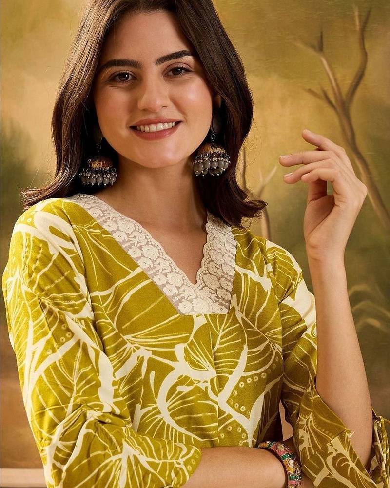 women floral printed regular kurta with trousers
