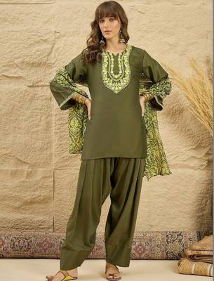 women ethnic motifs embroidered regular thread work kurta with patiala & with dupatta 1
