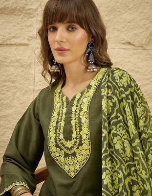 women ethnic motifs embroidered regular thread work kurta with patiala & with dupatta 7