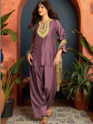 women ethnic motifs embroidered regular thread work kurta with patiala & with dupatta 2