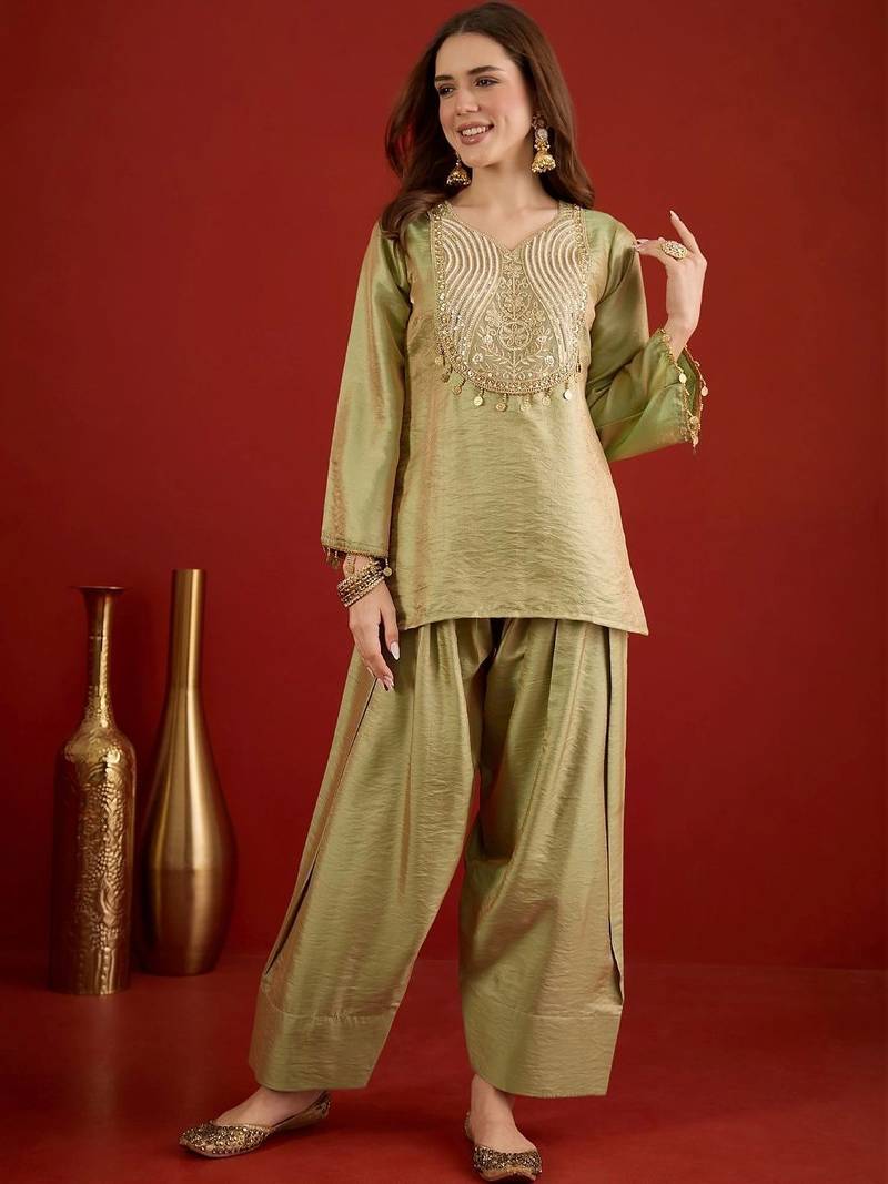 women ethnic motifs embroidered kurta wtih farshi salwar