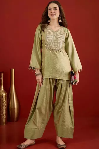 women ethnic motifs embroidered kurta wtih farshi salwar
