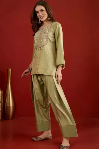 women ethnic motifs embroidered kurta wtih farshi salwar