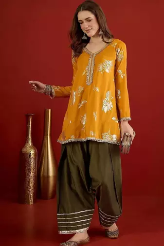 women floral printed regular gotta patti kurta with patiala