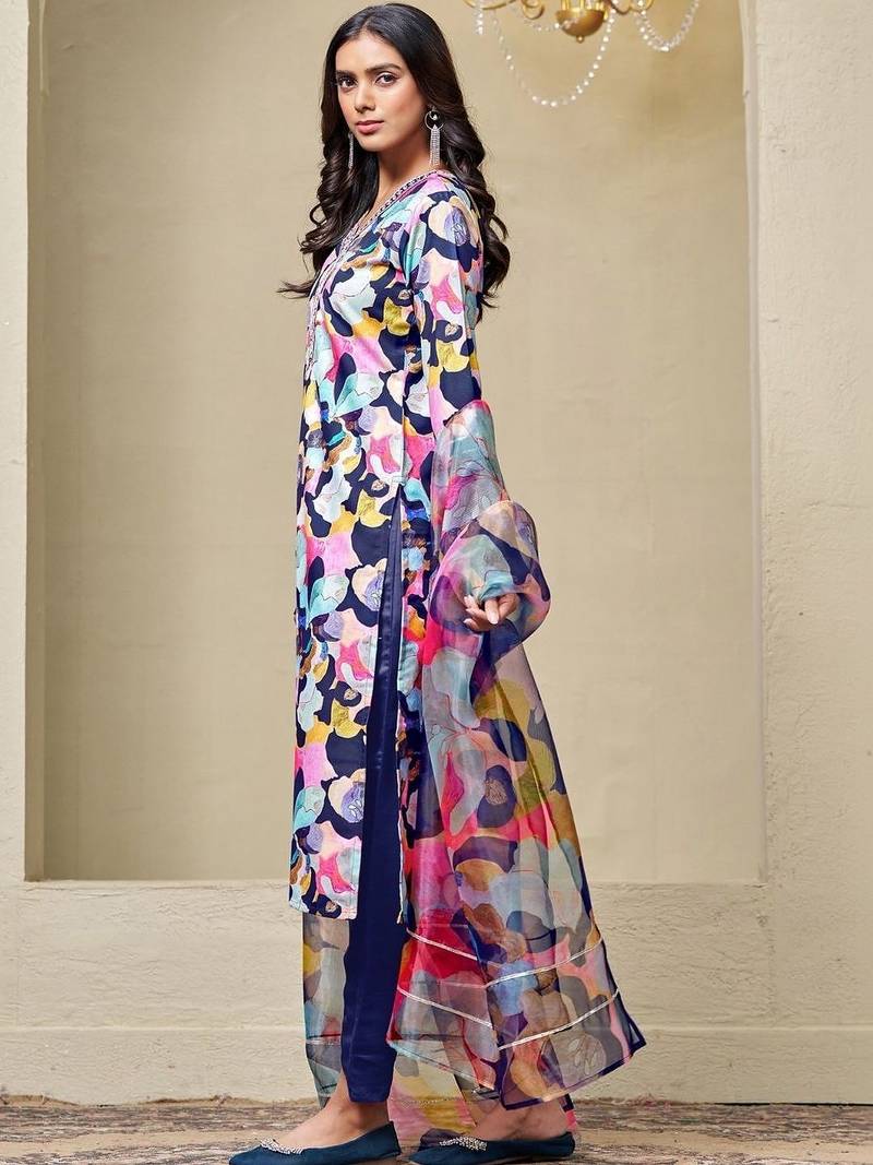 women printed regular thread work kurta with trousers & with dupatta