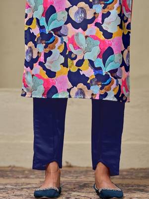 women printed regular thread work kurta with trousers & with dupatta 7