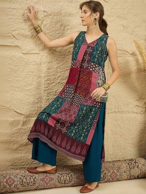women ethnic motifs printed regular kurta with palazzos 3