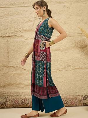 women ethnic motifs printed regular kurta with palazzos 6