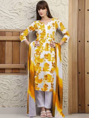 women floral printed regular  cotton kurta with trousers & with dupatta 4
