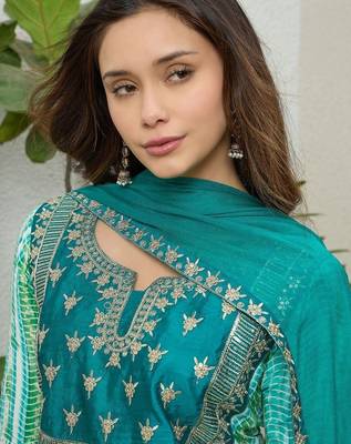 women leheriya printed regular zardozi kurta with trousers & with dupatta 5