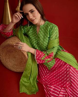 women leheriya print linen kurta with farshi salwar set 2