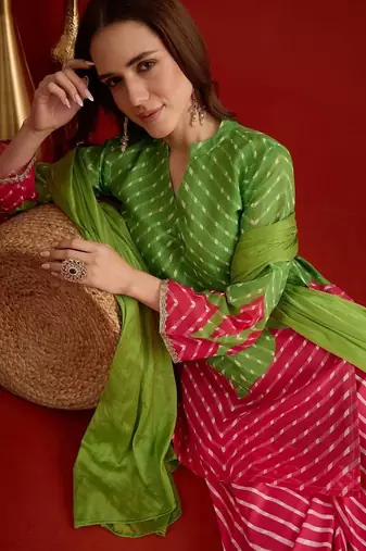 women leheriya print linen kurta with farshi salwar set