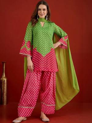 women leheriya print linen kurta with farshi salwar set 6