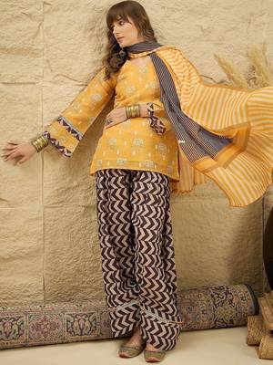 women floral printed regular linen kurta with palazzos & with dupatta 3