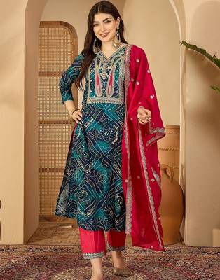 women leheriya dyed regular thread work kurta with trousers & with dupatta 2