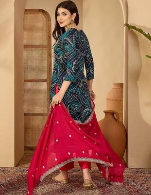 women leheriya dyed regular thread work kurta with trousers & with dupatta 6