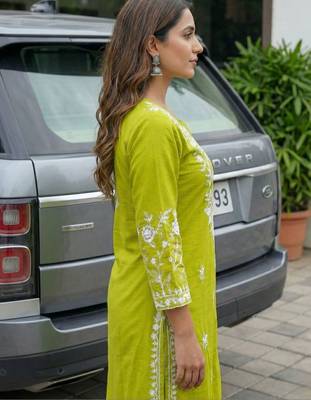women ethnic motifs embroidered regular zardozi kurta with palazzos 4