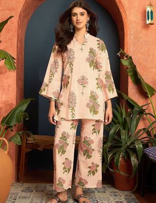 women floral printed regular  cotton kurta with trousers 1
