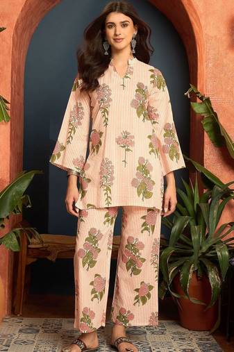 women floral printed regular  cotton kurta with trousers