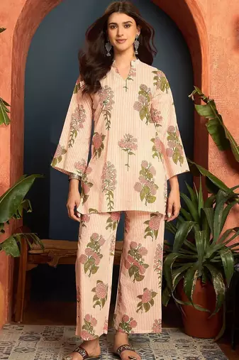 women floral printed regular  cotton kurta with trousers