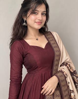 Women's red solid anarkali kurta set with digitally printed kalamkari set 2