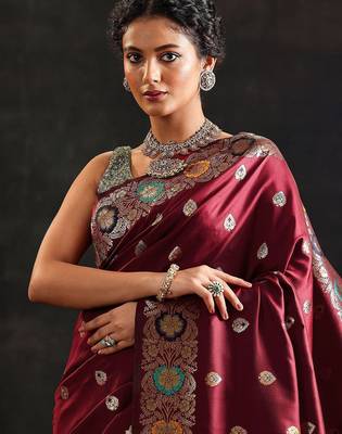 maroon woven design saree with unstitched blouse piece 4