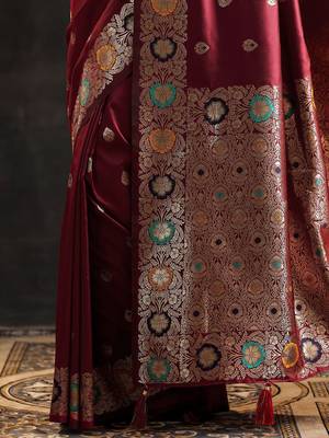maroon woven design saree with unstitched blouse piece 5