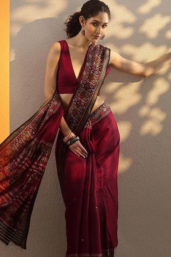 maroon solid saree with unstitched blouse piece