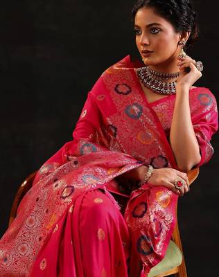 magenta woven design saree with unstitched blouse piece 1
