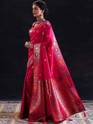 magenta woven design saree with unstitched blouse piece 3