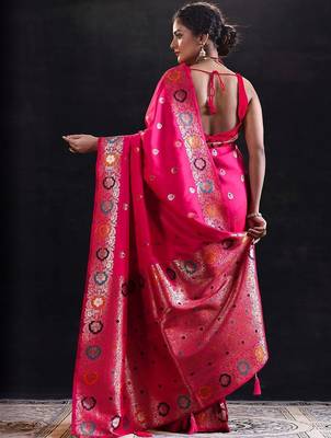 magenta woven design saree with unstitched blouse piece 4