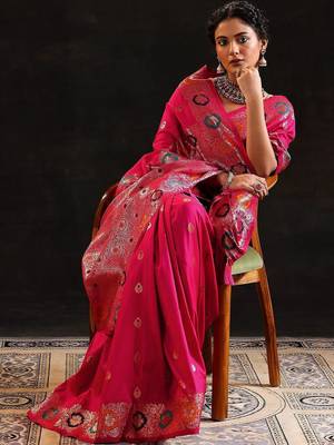 magenta woven design saree with unstitched blouse piece 5