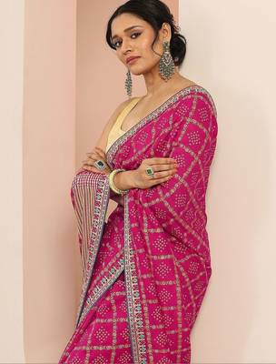 magenta printed saree with unstitched blouse piece 3