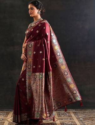 maroon woven design saree with unstitched blouse piece 2