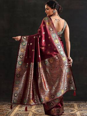 maroon woven design saree with unstitched blouse piece 3