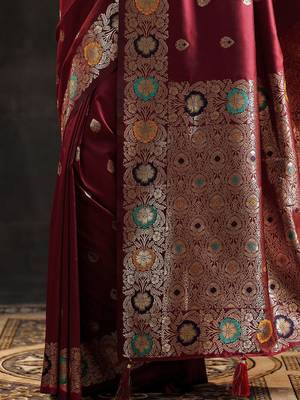 maroon woven design saree with unstitched blouse piece 4