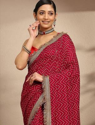 maroon chevron printed saree with unstitched blouse piece 3