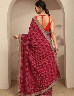 maroon chevron printed saree with unstitched blouse piece 4