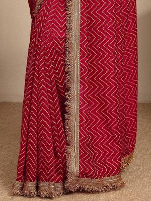 maroon chevron printed saree with unstitched blouse piece 5